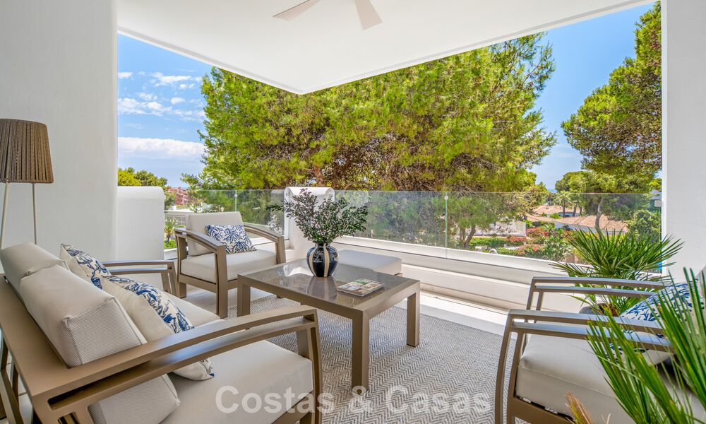 Instapklaar, eigentijds gerenoveerd luxe penthouse te koop op loopafstand van het strand in Los Monteros, Oost-Marbella 806561