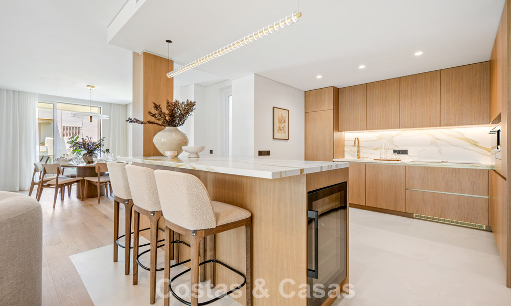 Instapklaar, eigentijds gerenoveerd luxe penthouse te koop op loopafstand van het strand in Los Monteros, Oost-Marbella 806569