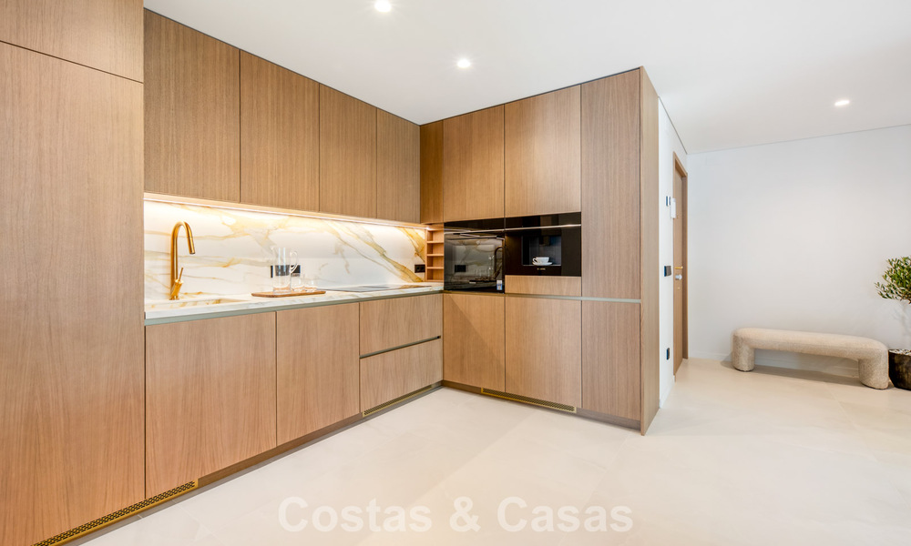 Instapklaar, eigentijds gerenoveerd luxe penthouse te koop op loopafstand van het strand in Los Monteros, Oost-Marbella 806570