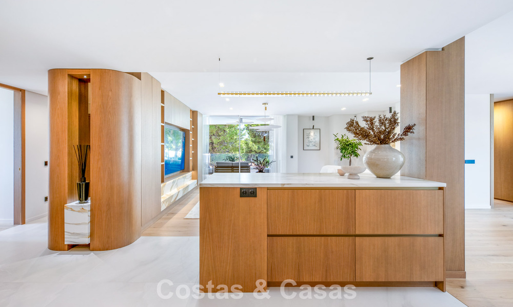 Instapklaar, eigentijds gerenoveerd luxe penthouse te koop op loopafstand van het strand in Los Monteros, Oost-Marbella 806571