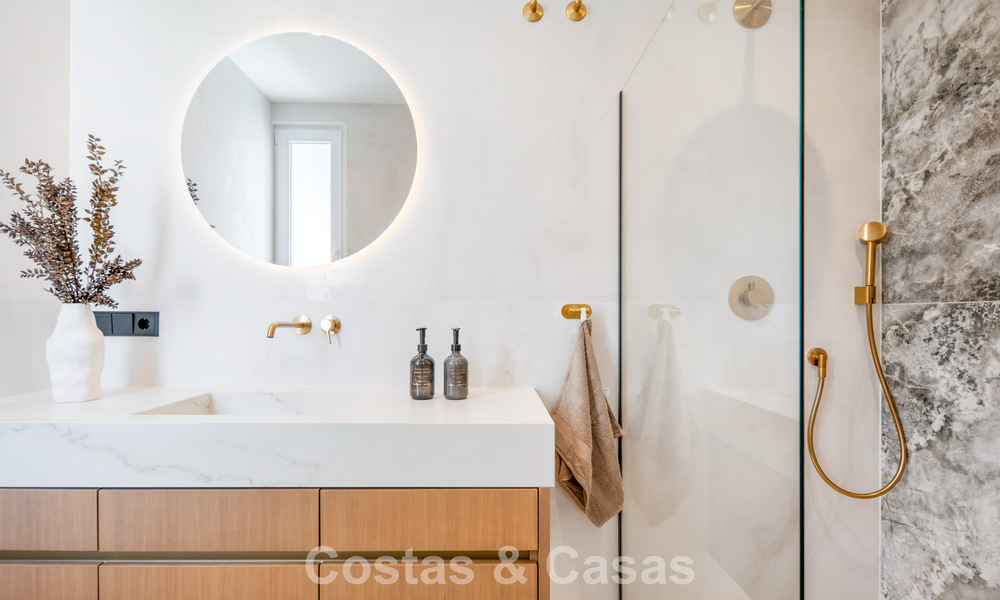 Instapklaar, eigentijds gerenoveerd luxe penthouse te koop op loopafstand van het strand in Los Monteros, Oost-Marbella 806582