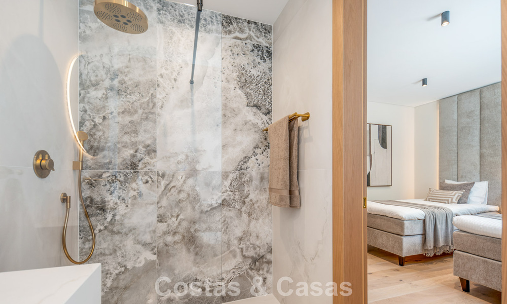 Instapklaar, eigentijds gerenoveerd luxe penthouse te koop op loopafstand van het strand in Los Monteros, Oost-Marbella 806584