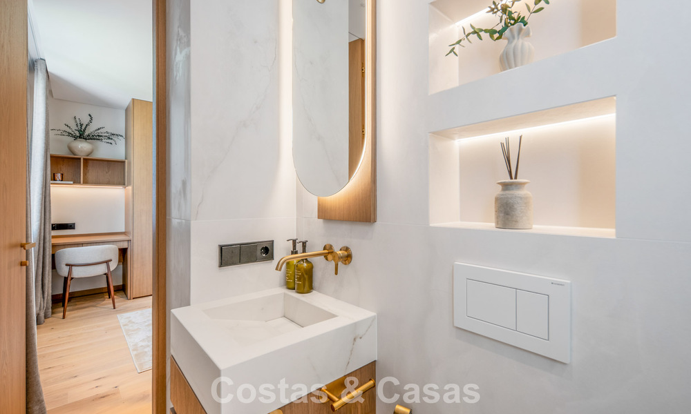 Instapklaar, eigentijds gerenoveerd luxe penthouse te koop op loopafstand van het strand in Los Monteros, Oost-Marbella 806590