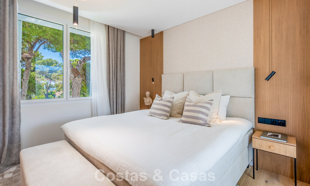 Instapklaar, eigentijds gerenoveerd luxe penthouse te koop op loopafstand van het strand in Los Monteros, Oost-Marbella 806592