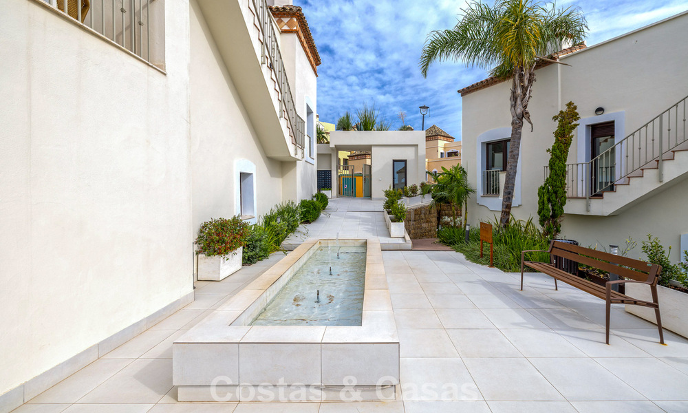 Instapklare, schakelwoningen met Mediterrane bouwstijl te koop direct aan de golfbaan in Estepona 806871
