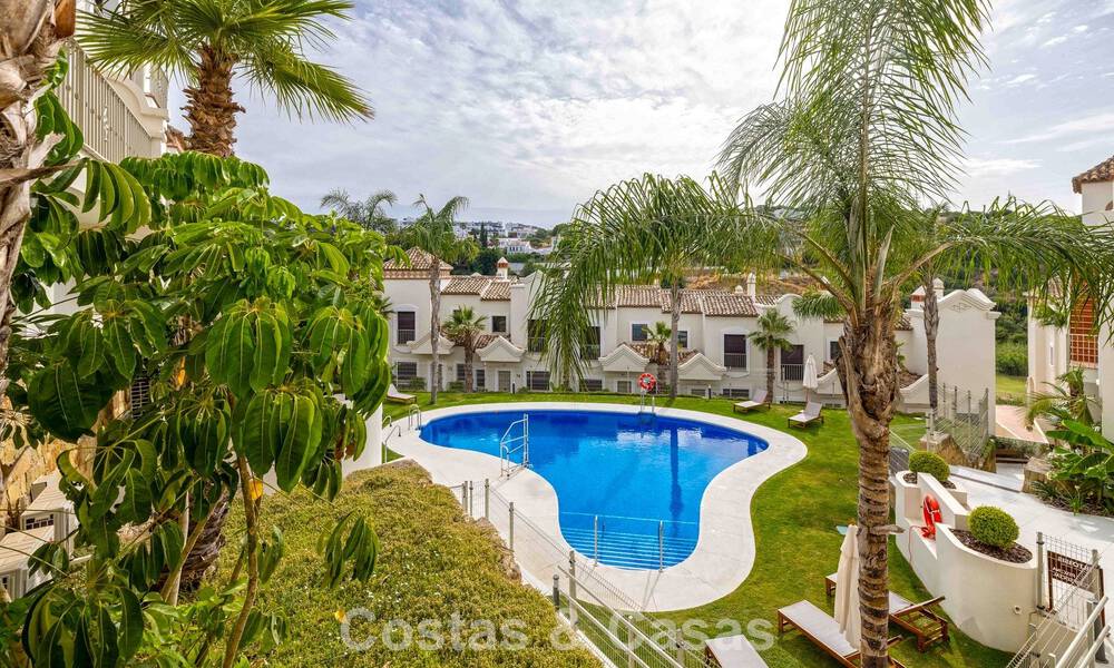 Instapklare, schakelwoningen met Mediterrane bouwstijl te koop direct aan de golfbaan in Estepona 806873