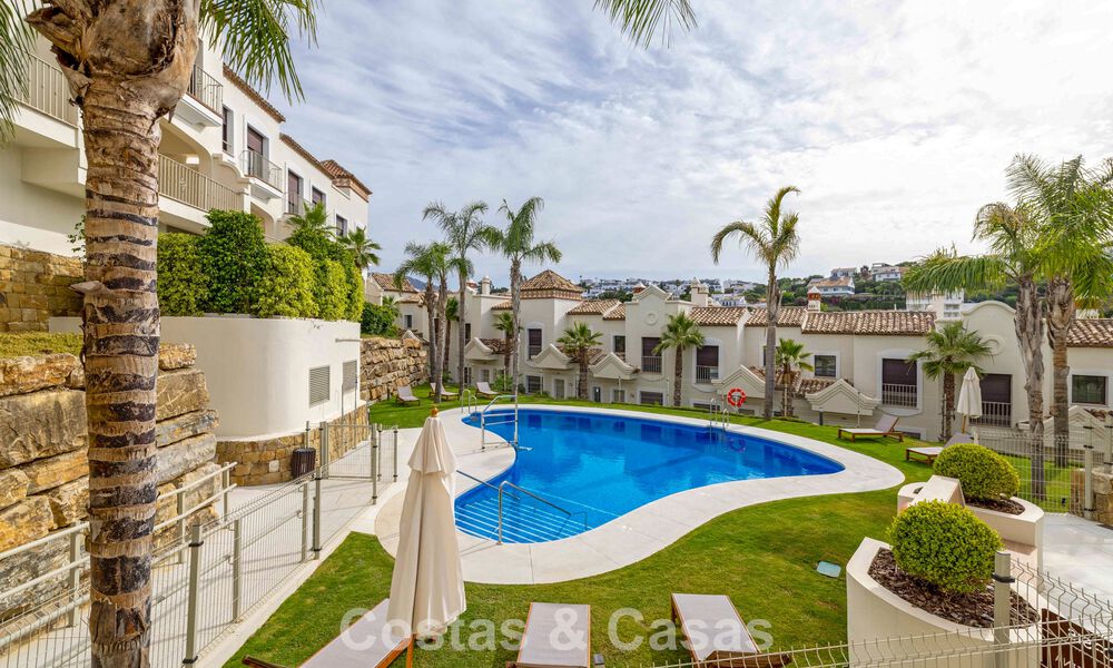 Instapklare, schakelwoningen met Mediterrane bouwstijl te koop direct aan de golfbaan in Estepona 806874