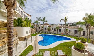 Instapklare, schakelwoningen met Mediterrane bouwstijl te koop direct aan de golfbaan in Estepona 806874 
