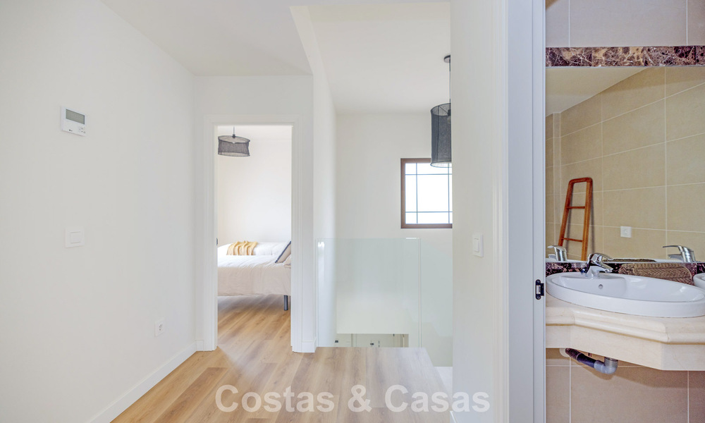 Instapklare, schakelwoningen met Mediterrane bouwstijl te koop direct aan de golfbaan in Estepona 806915
