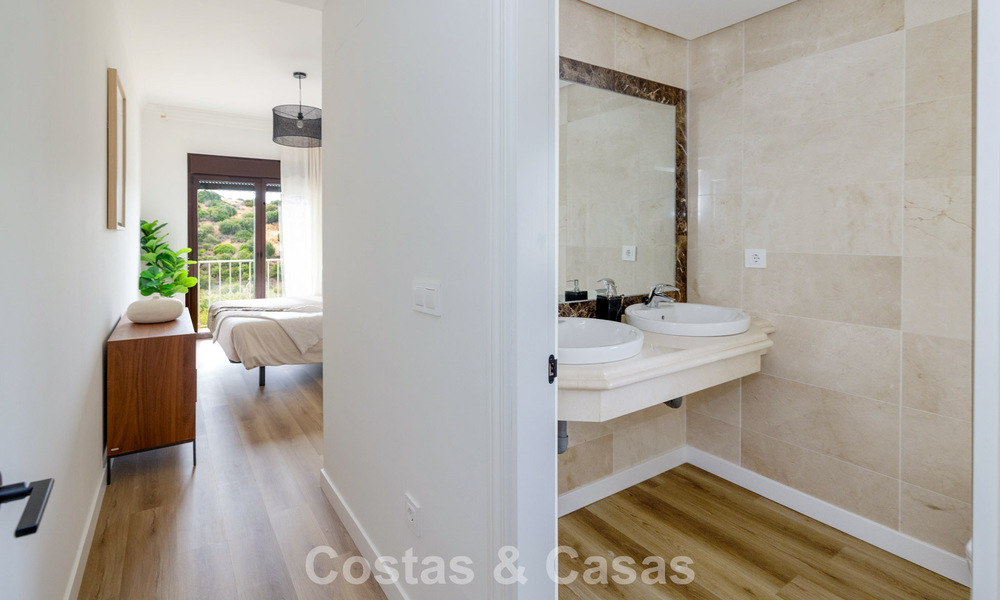 Instapklare, schakelwoningen met Mediterrane bouwstijl te koop direct aan de golfbaan in Estepona 806920