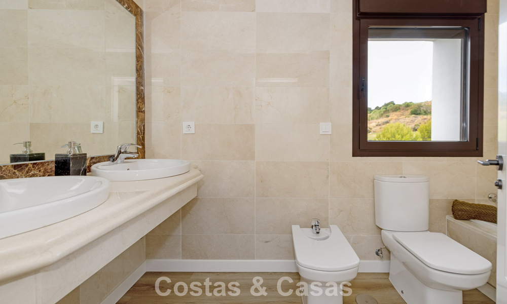Instapklare, schakelwoningen met Mediterrane bouwstijl te koop direct aan de golfbaan in Estepona 806921