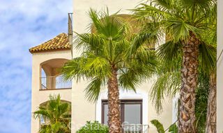 Instapklare, schakelwoningen met Mediterrane bouwstijl te koop direct aan de golfbaan in Estepona 806934 