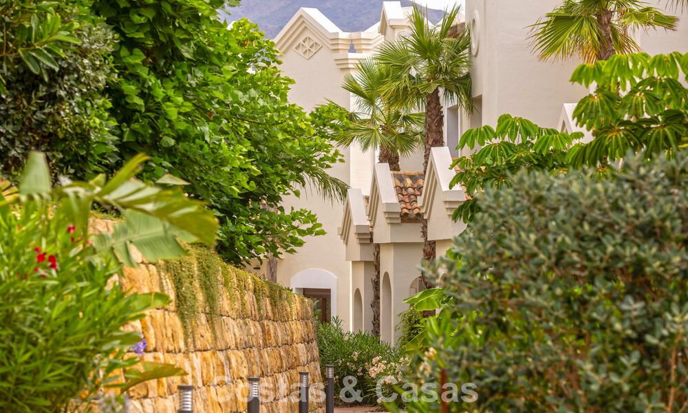 Instapklare, schakelwoningen met Mediterrane bouwstijl te koop direct aan de golfbaan in Estepona 806935