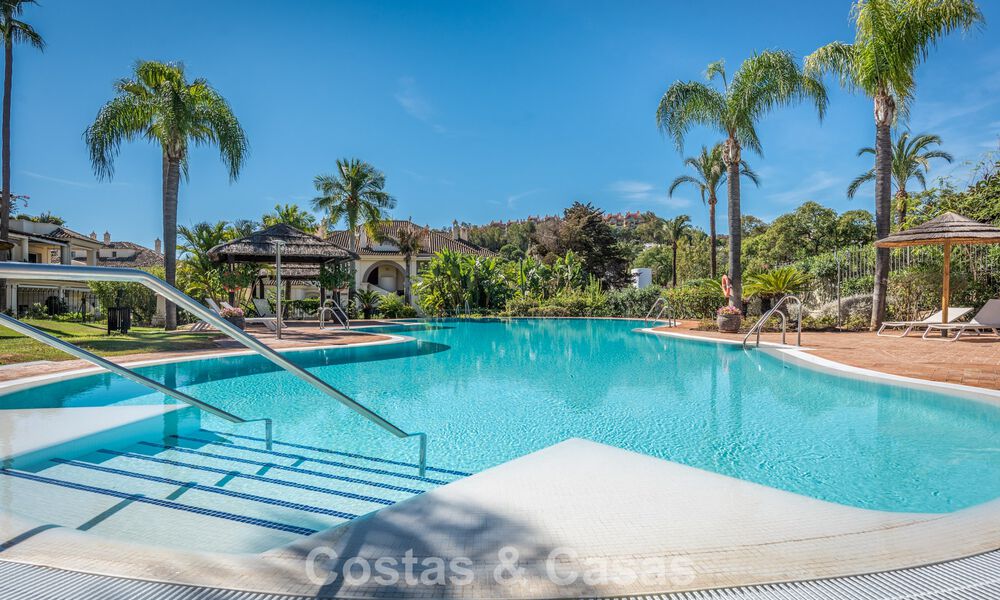 Eigentijds gerenoveerd, luxueus duplex penthouse met grote terrassen te koop in het hart van Nueva Andalucia’s golfvallei, Marbella 807004
