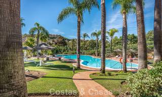 Eigentijds gerenoveerd, luxueus duplex penthouse met grote terrassen te koop in het hart van Nueva Andalucia’s golfvallei, Marbella 807005 