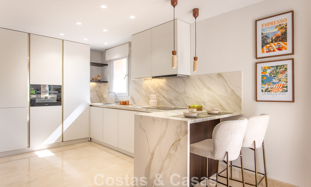 Eigentijds gerenoveerd, luxueus duplex penthouse met grote terrassen te koop in het hart van Nueva Andalucia’s golfvallei, Marbella 807009
