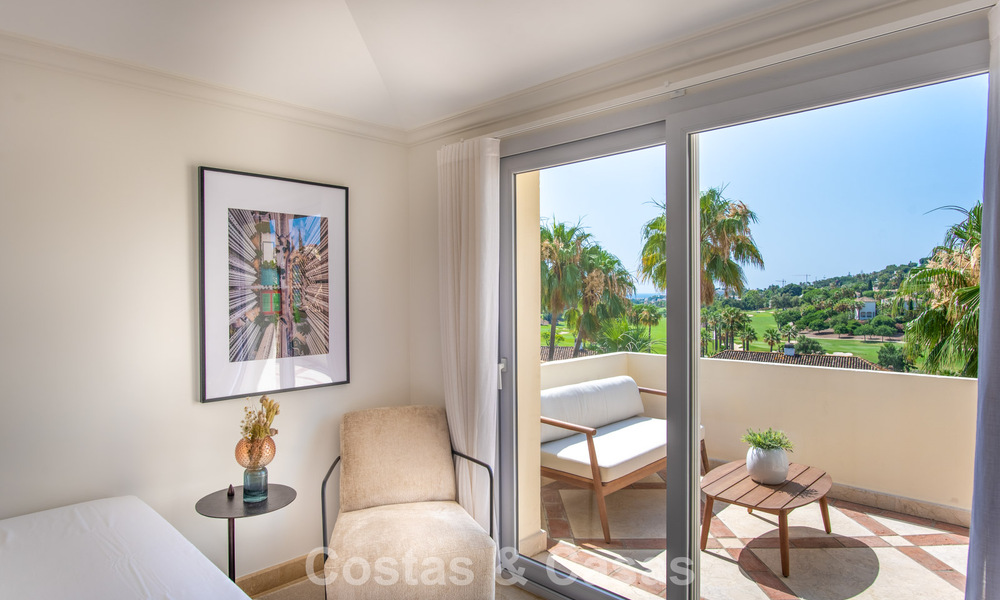 Eigentijds gerenoveerd, luxueus duplex penthouse met grote terrassen te koop in het hart van Nueva Andalucia’s golfvallei, Marbella 807019
