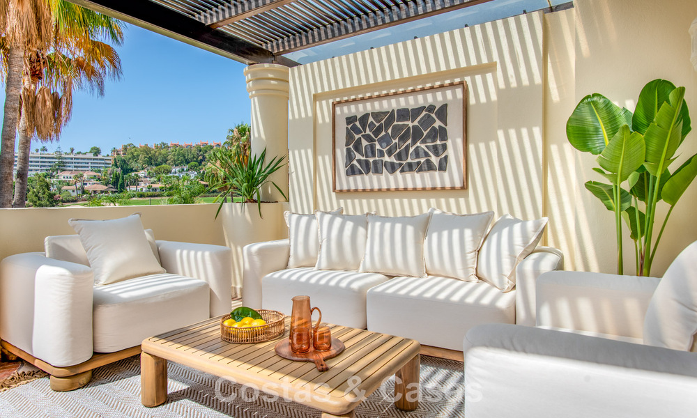 Eigentijds gerenoveerd, luxueus duplex penthouse met grote terrassen te koop in het hart van Nueva Andalucia’s golfvallei, Marbella 807022