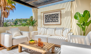 Eigentijds gerenoveerd, luxueus duplex penthouse met grote terrassen te koop in het hart van Nueva Andalucia’s golfvallei, Marbella 807022 