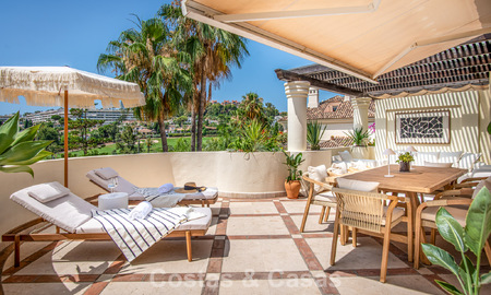 Eigentijds gerenoveerd, luxueus duplex penthouse met grote terrassen te koop in het hart van Nueva Andalucia’s golfvallei, Marbella 807024