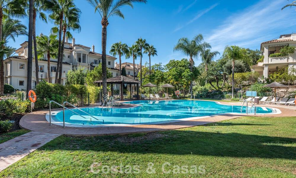 Eigentijds gerenoveerd, luxueus duplex penthouse met grote terrassen te koop in het hart van Nueva Andalucia’s golfvallei, Marbella 807025