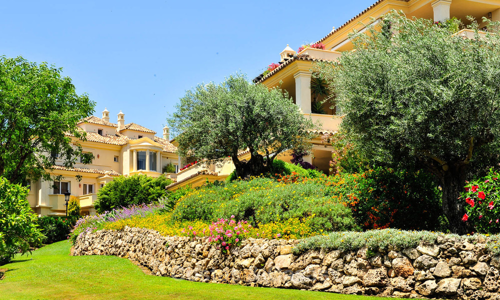 Eigentijds gerenoveerd, luxueus duplex penthouse met grote terrassen te koop in het hart van Nueva Andalucia’s golfvallei, Marbella 807441