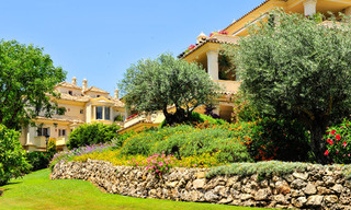 Eigentijds gerenoveerd, luxueus duplex penthouse met grote terrassen te koop in het hart van Nueva Andalucia’s golfvallei, Marbella 807441 