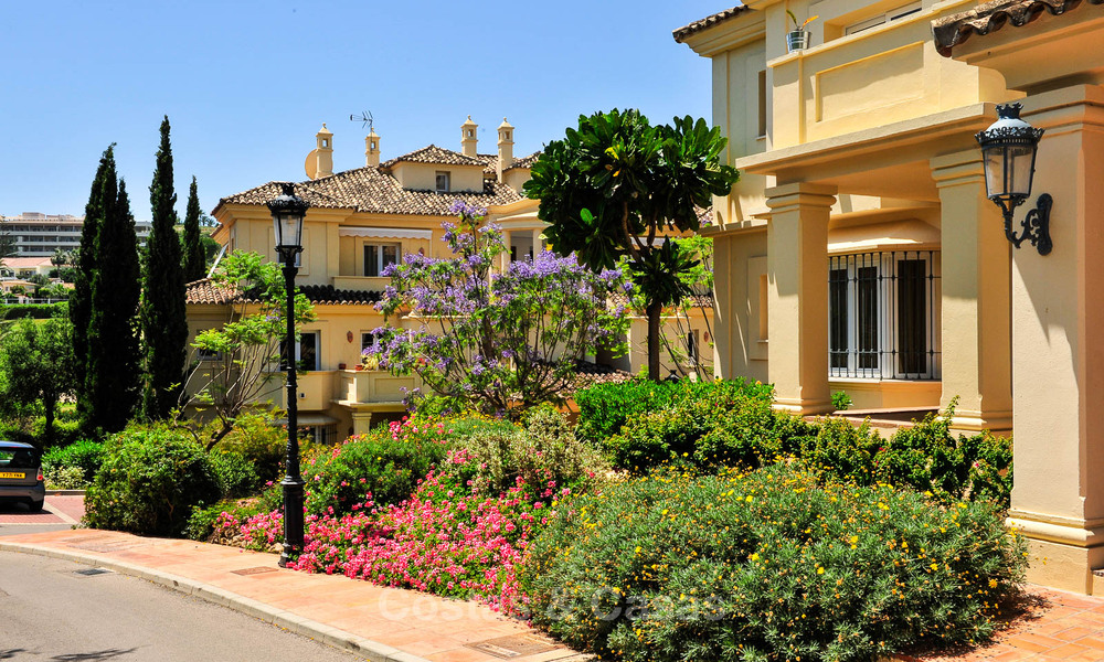 Eigentijds gerenoveerd, luxueus duplex penthouse met grote terrassen te koop in het hart van Nueva Andalucia’s golfvallei, Marbella 807442