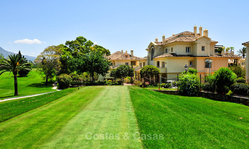 Eigentijds gerenoveerd, luxueus duplex penthouse met grote terrassen te koop in het hart van Nueva Andalucia’s golfvallei, Marbella 807443