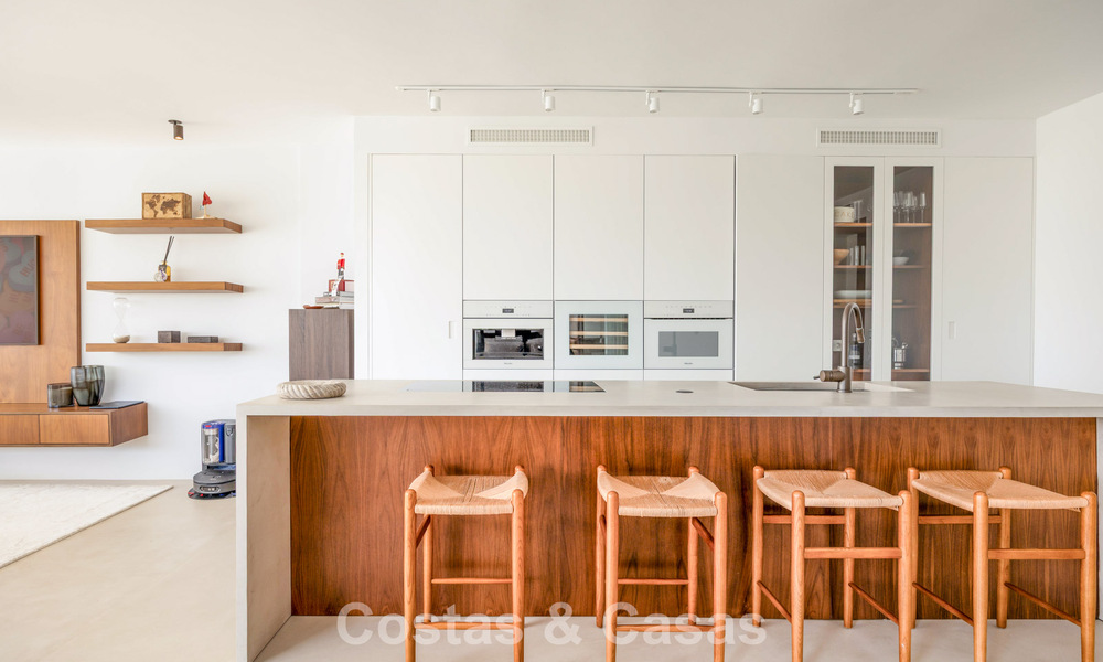 Stijlvol gerenoveerd hoekappartement met panoramisch uitzicht te koop in Nueva Andalucia, Marbella 807094