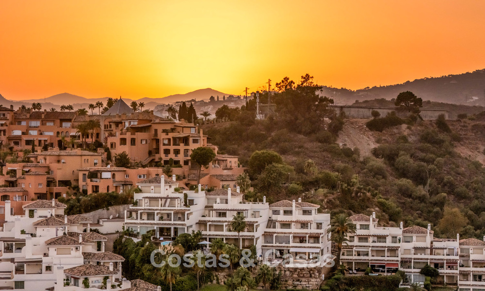 Stijlvol gerenoveerd hoekappartement met panoramisch uitzicht te koop in Nueva Andalucia, Marbella 807109