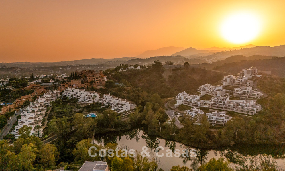 Stijlvol gerenoveerd hoekappartement met panoramisch uitzicht te koop in Nueva Andalucia, Marbella 807110