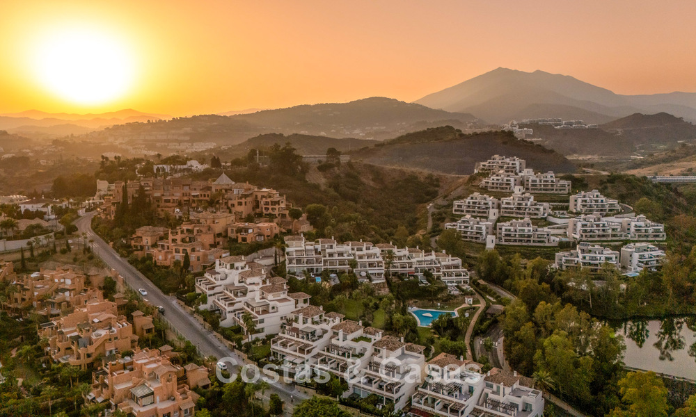 Stijlvol gerenoveerd hoekappartement met panoramisch uitzicht te koop in Nueva Andalucia, Marbella 807111