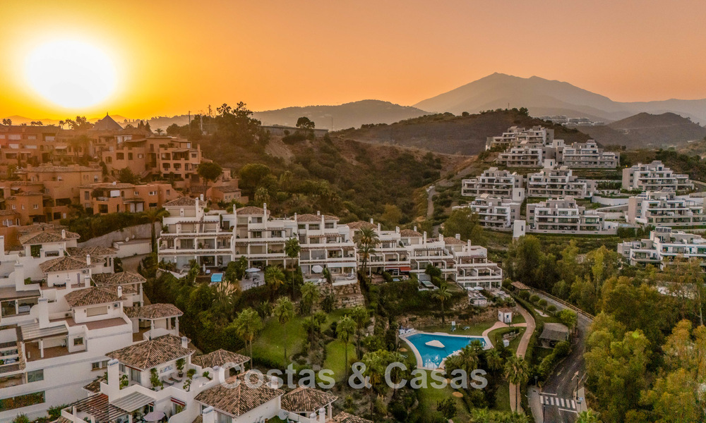 Stijlvol gerenoveerd hoekappartement met panoramisch uitzicht te koop in Nueva Andalucia, Marbella 807112