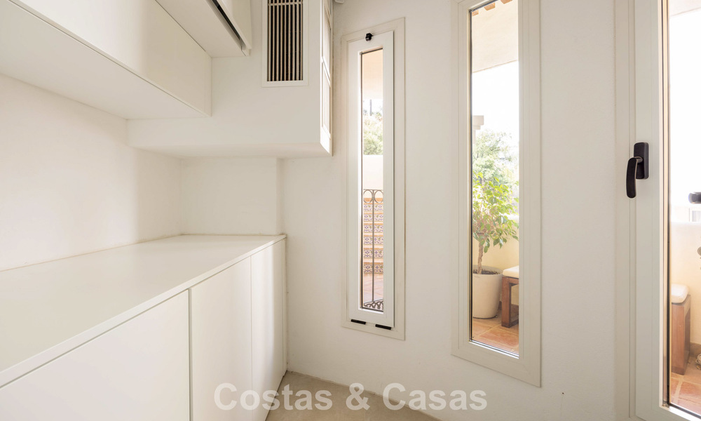 Stijlvol gerenoveerd hoekappartement met panoramisch uitzicht te koop in Nueva Andalucia, Marbella 807116