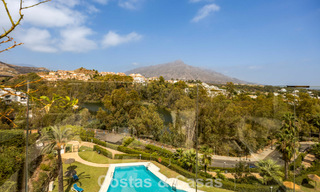 Stijlvol gerenoveerd hoekappartement met panoramisch uitzicht te koop in Nueva Andalucia, Marbella 807120 