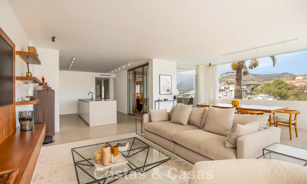 Stijlvol gerenoveerd hoekappartement met panoramisch uitzicht te koop in Nueva Andalucia, Marbella 807122