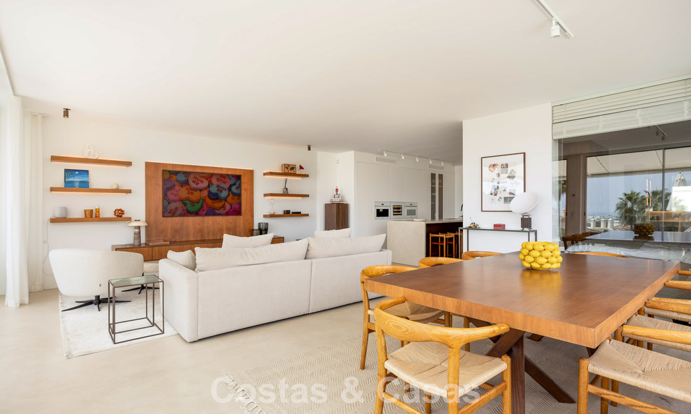 Stijlvol gerenoveerd hoekappartement met panoramisch uitzicht te koop in Nueva Andalucia, Marbella 807123