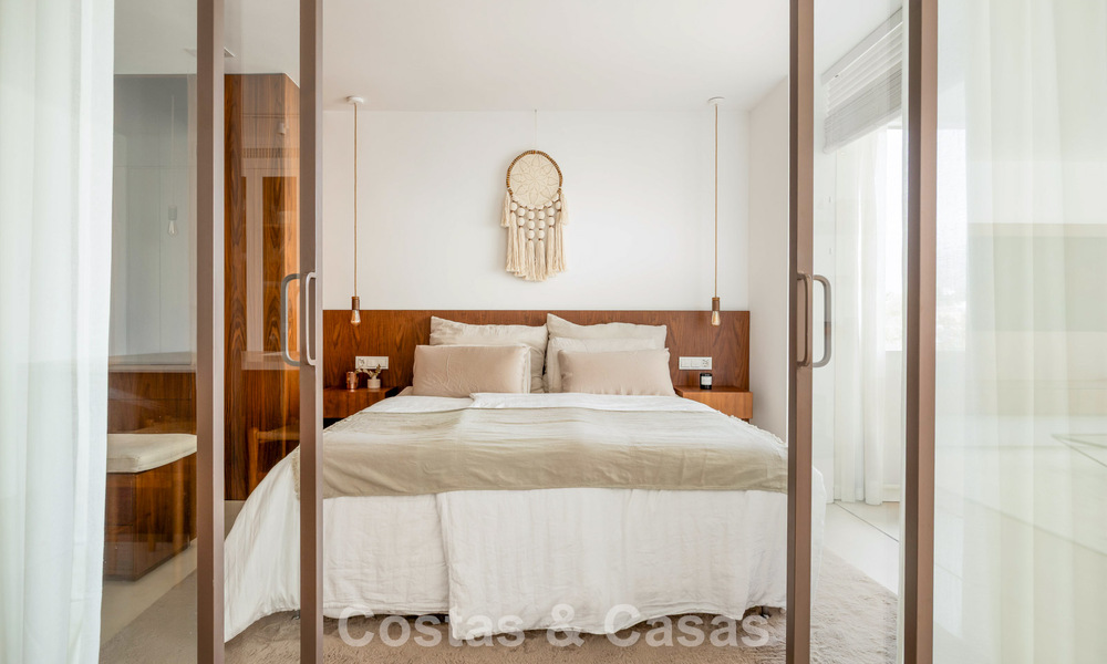 Stijlvol gerenoveerd hoekappartement met panoramisch uitzicht te koop in Nueva Andalucia, Marbella 807125
