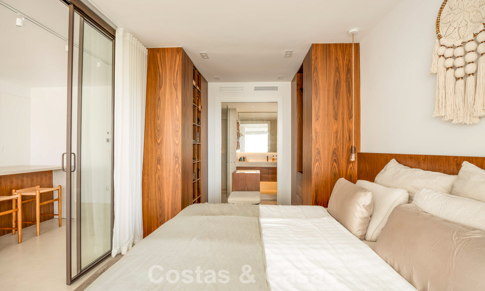 Stijlvol gerenoveerd hoekappartement met panoramisch uitzicht te koop in Nueva Andalucia, Marbella 807126