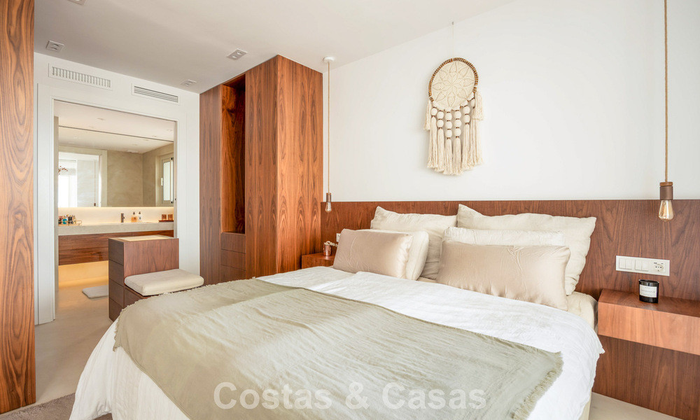Stijlvol gerenoveerd hoekappartement met panoramisch uitzicht te koop in Nueva Andalucia, Marbella 807127