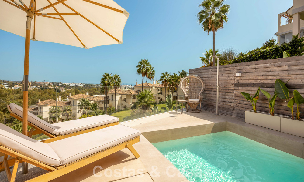 Stijlvol gerenoveerd hoekappartement met panoramisch uitzicht te koop in Nueva Andalucia, Marbella 807130