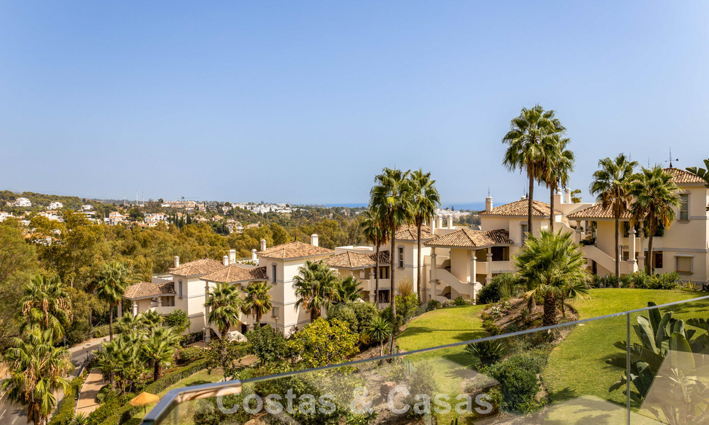 Stijlvol gerenoveerd hoekappartement met panoramisch uitzicht te koop in Nueva Andalucia, Marbella 807132
