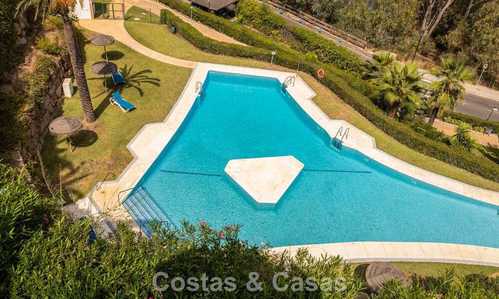 Stijlvol gerenoveerd hoekappartement met panoramisch uitzicht te koop in Nueva Andalucia, Marbella 807133