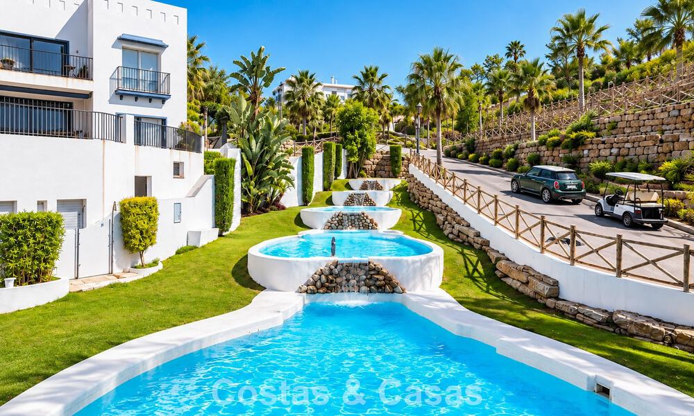 Eigentijds, luxe duplex penthouse te koop in een resort-achtig complex in mediterrane stijl in El Paraiso, Marbella - Benahavis 807302