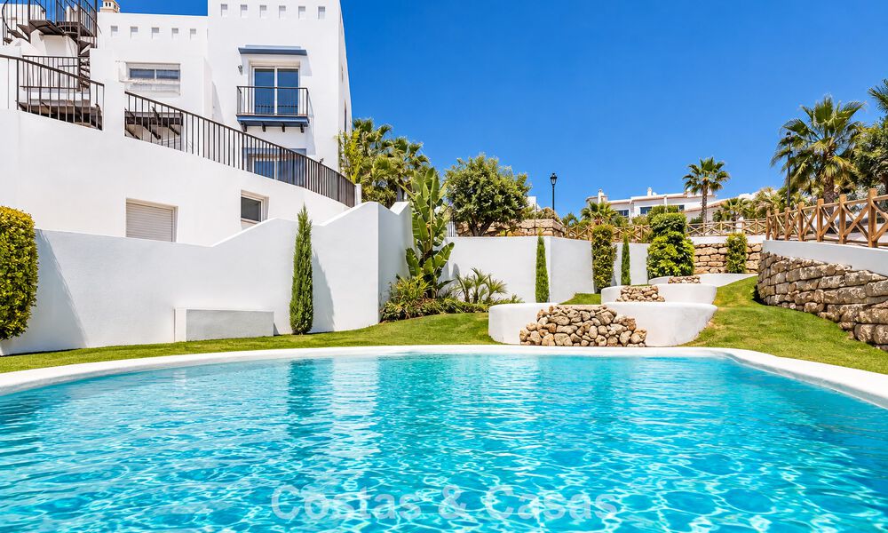 Eigentijds, luxe duplex penthouse te koop in een resort-achtig complex in mediterrane stijl in El Paraiso, Marbella - Benahavis 807305
