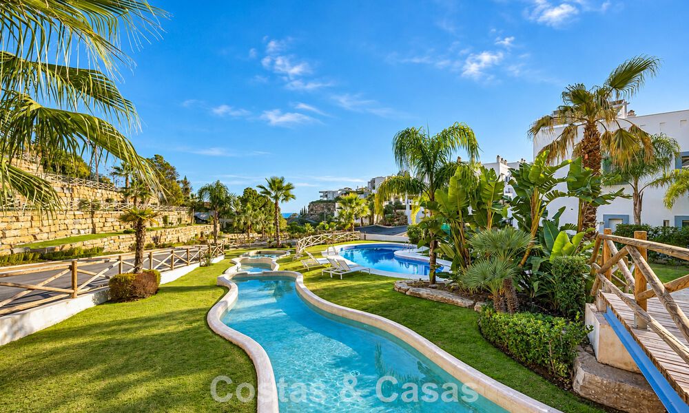 Eigentijds, luxe duplex penthouse te koop in een resort-achtig complex in mediterrane stijl in El Paraiso, Marbella - Benahavis 807306