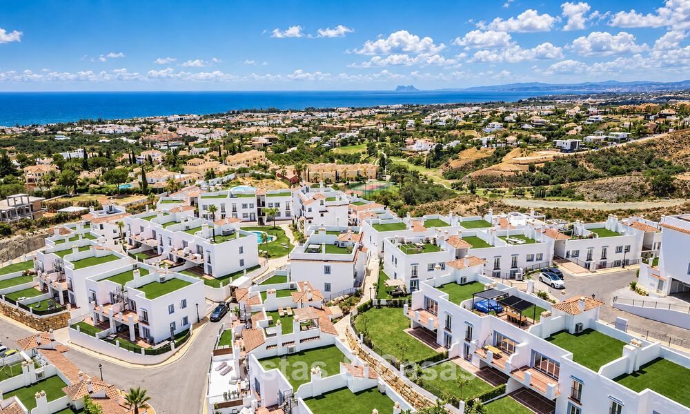 Eigentijds, luxe duplex penthouse te koop in een resort-achtig complex in mediterrane stijl in El Paraiso, Marbella - Benahavis 807307