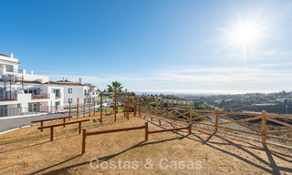 Eigentijds, luxe duplex penthouse te koop in een resort-achtig complex in mediterrane stijl in El Paraiso, Marbella - Benahavis 807308 