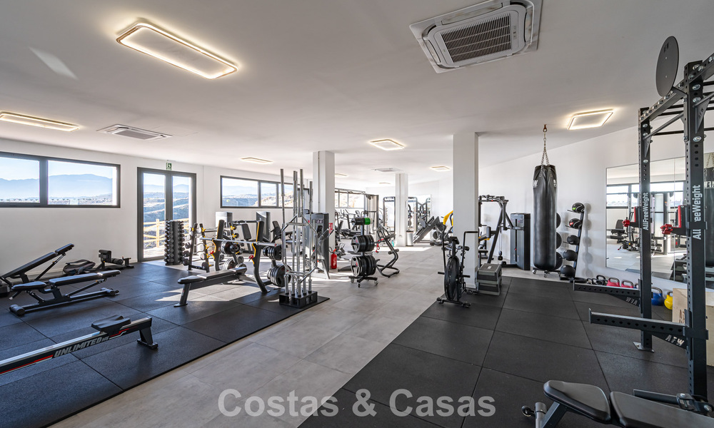 Eigentijds, luxe duplex penthouse te koop in een resort-achtig complex in mediterrane stijl in El Paraiso, Marbella - Benahavis 807310